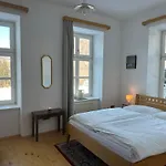 Апартаменты Grosses Mit Weitlaeufigem Garten, Naturteich & Bergblick