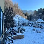 Grosses Mit Weitlaeufigem Garten, Naturteich & Bergblick Lägenhet *